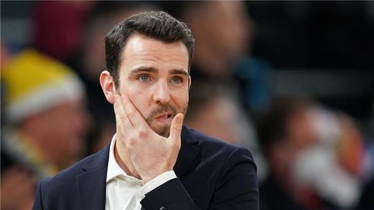 Hamburgs Trainer Benka Barloschky schaut skeptisch.