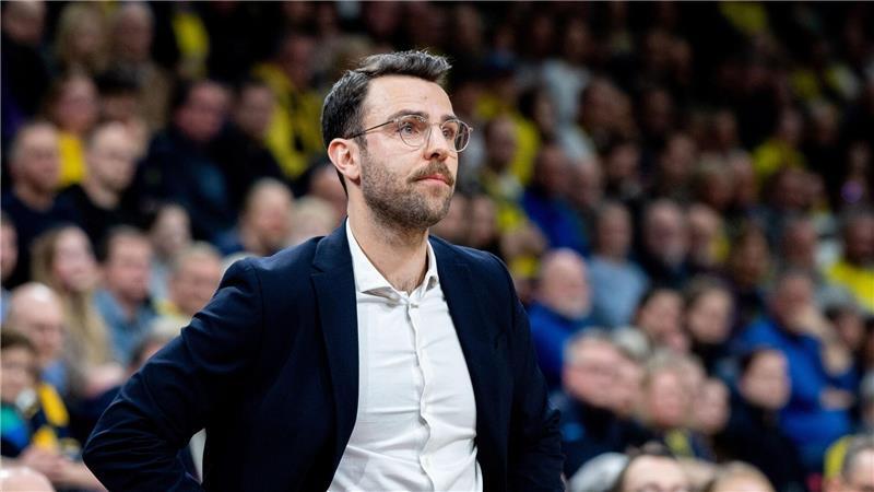 Hamburgs Trainer Benka Barloschky steht enttäuscht am Spielfeldrand.