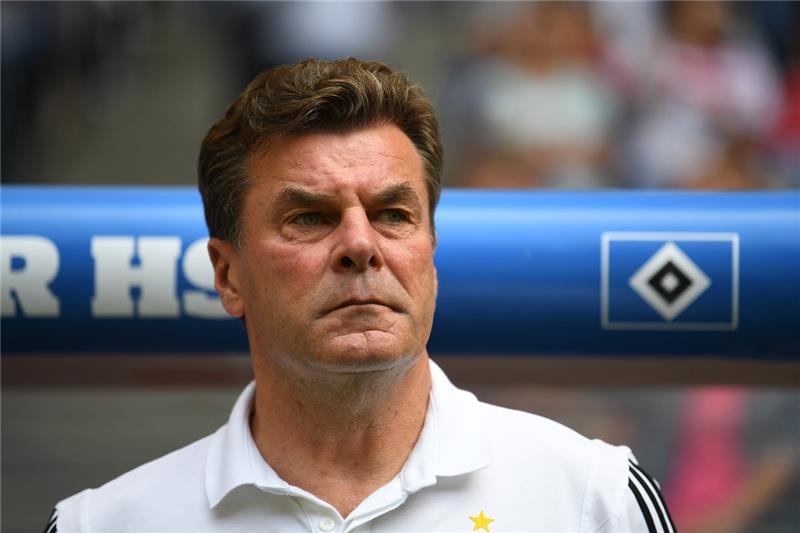 Hamburgs Trainer Dieter Hecking steht vor Spielbeginn an der Seitenlinie. Foto: Jaspersen/dpa