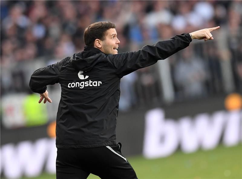 Hamburgs Trainer Fabian Hürzeler gibt Anweisungen. Foto: Daniel Bockwoldt/dpa