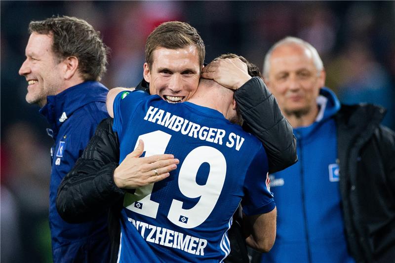 Hamburgs Trainer Hannes Wolf (zweiter von links) bedankt sich nach dem Abpfiff bei Manuel Wintzheimer, dem Torschützen zum 1:1. Foto Rolf Vennenbernd/dpa