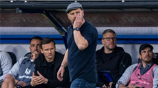 Hamburgs Trainer Steffen Baumgart (M) reagiert an der Seitenlinie.