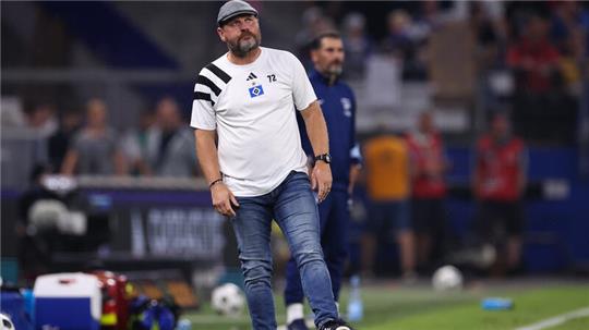 Hamburgs Trainer Steffen Baumgart an der Seitenlinie.