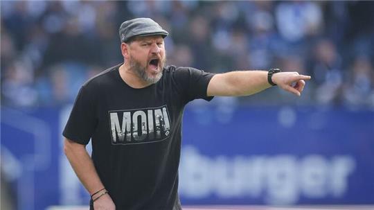Hamburgs Trainer Steffen Baumgart gestikuliert am Spielfeldrand.
