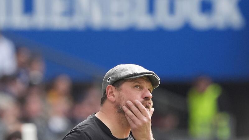 Hamburgs Trainer Steffen Baumgart steht am Spielfeldrand.