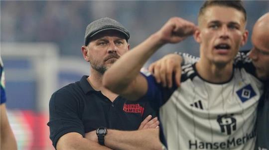 Hamburgs Trainer Steffen Baumgart steht nach dem Spiel mit der Mannschaft bei den Fans.