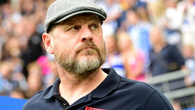 Hamburger SV testet gegen Drittliga-Absteiger VfB Lübeck Hamburgs Trainer Steffen Baumgart steht vor Spielbeginn auf dem Platz.