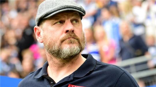 Hamburgs Trainer Steffen Baumgart steht vor Spielbeginn auf dem Platz.