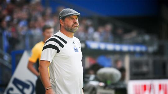 Hamburgs Trainer Steffen Baumgart steht während des Spiels an der Seitenlinie. Das Spiel endete 4:1.
