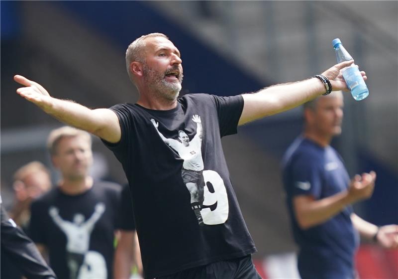 Hamburgs Trainer Tim Walter gestikuliert am Spielfeldrand. Foto: Marcus Brandt/dpa