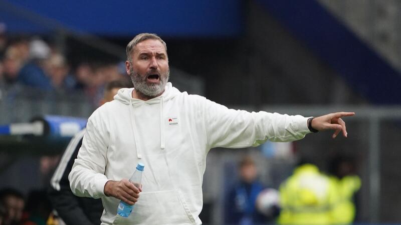 Hamburgs Trainer Tim Walter gestikuliert am Spielfeldrand.