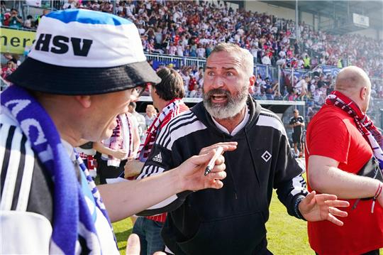 Hamburgs Trainer Tim Walter gestikuliert auf dem Spielfeld nach Spielende. Foto: Uwe Anspach/dpa