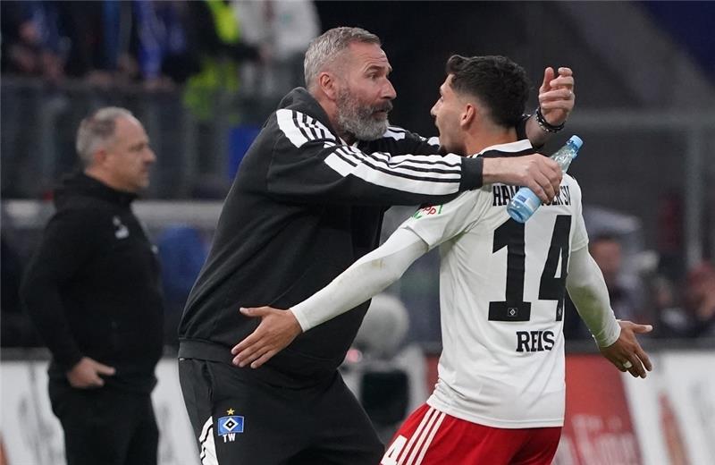 Auch begehrter Mittelfeldspieler bleibt HSV erhalten Hamburgs Trainer Tim Walter (l) umarmt Hamburgs Ludovit Reis nach einem Treffer (Archivbild). Foto: Marcus Brandt/dpa