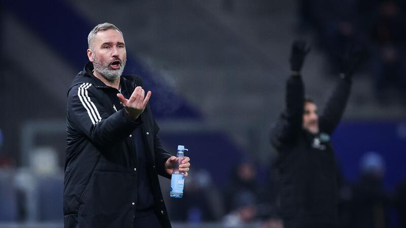 Hamburgs Trainer Tim Walter (l) und Hannovers Trainer Stefan Leitl an der Seitenlinie.