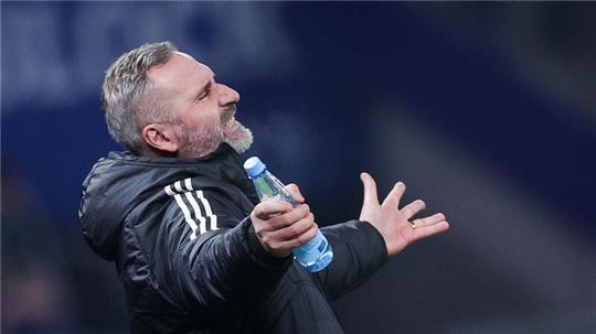 Hamburgs Trainer Tim Walter reagiert an der Seitenlinie.