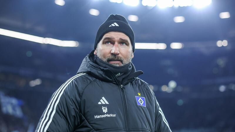 Hamburgs Trainer Tim Walter schaut ins Publikum.