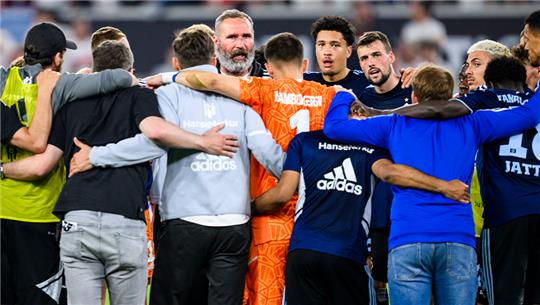 Hamburgs Trainer Tim Walter spricht nach dem Spiel zur Mannschaft. Im Rückspiel braucht der HSV eine mannschaftliche Geschlossenheit. Foto: Tom Weller/dpa