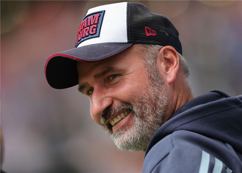 Walters Besuch bei altem Freund: HSV spielt in Osnabrück Hamburgs Trainer Tim Walter steht vor dem Spiel am Platz.