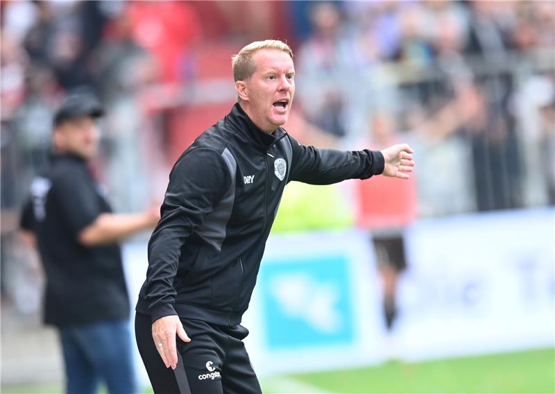 St. Pauli hadert mit Unentschieden gegen Paderborn Hamburgs Trainer Timo Schultz gibt Anweisungen. Foto: Daniel Bockwoldt/dpa