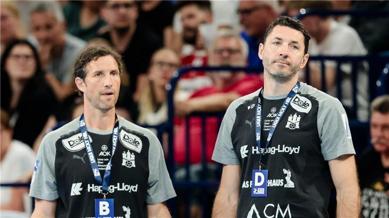 Hamburgs Trainer Torsten Jansen (l) und sein Assistent Blazenko Lackovic haben ihre Verträge verlängert.
