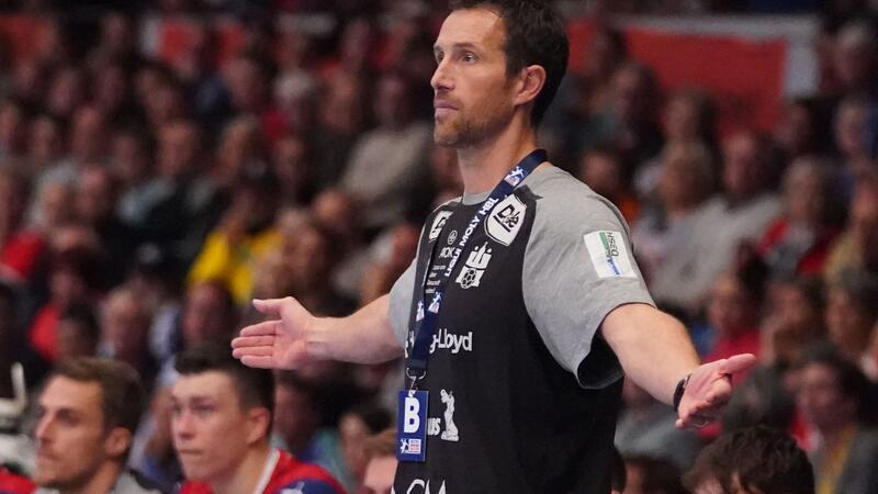 HSV-Handballer verpassen Sieg gegen Gummersbach Hamburgs Trainer Torsten Jansen steht am Spielfeldrand.