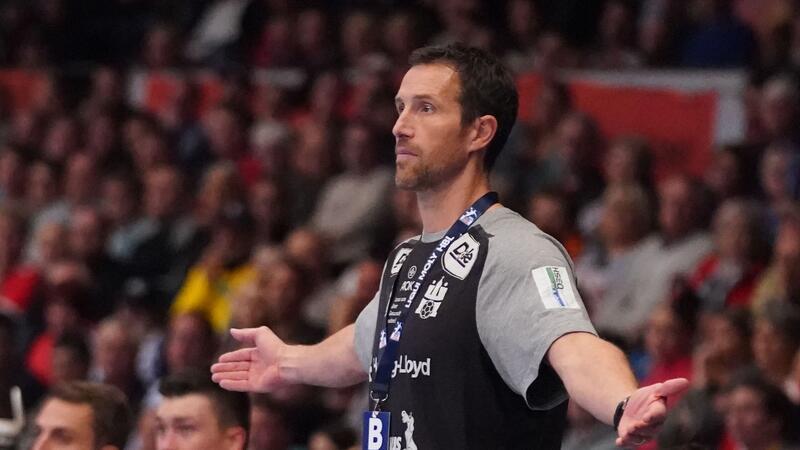 Hamburgs Trainer Torsten Jansen steht am Spielfeldrand.