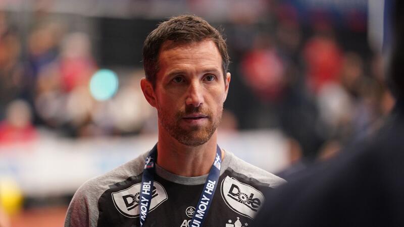 Hamburgs Trainer Torsten Jansen steht am Spielfeldrand.