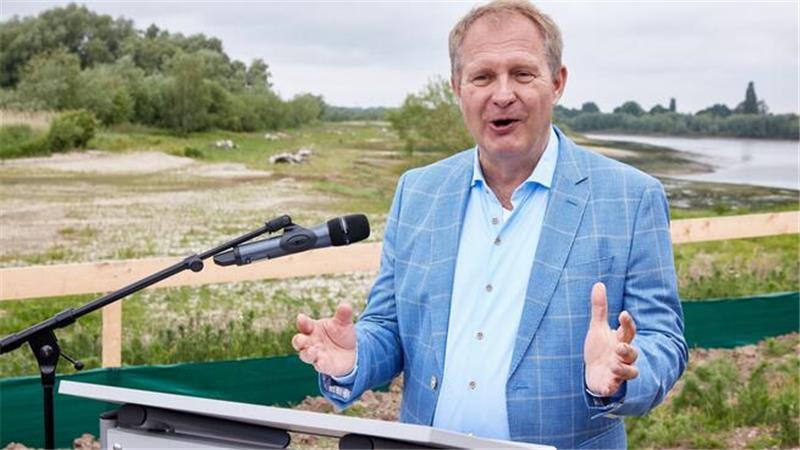Hamburgs Umweltsenator Jens Kerstan zieht sich aus der Politik zurück. Der Grünen-Politiker will nach eigenen Angaben bei der nächsten Bürgerschaftswahl nicht mehr antreten und danach auch nicht mehr als Senator zur Verfügung stehen.
