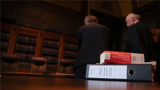 Hamburgs Verfassungsgericht urteilt über AfD-Klage gegen Innensenator Grote. (Archivbild)