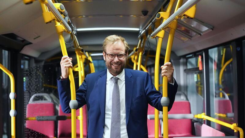 Hamburgs Verkehrssenator Anjes Tjarks (Grüne) ist überzeugt: Die Mobilitätswende nützt auch Autofahrern. (Archivbild)