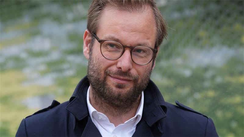 Hamburgs Verkehrssenator Anjes Tjarks (Grüne) warnt vor den Folgen steigender Trassenpreise für den öffentlichen Nahverkehr. (Archivbild)