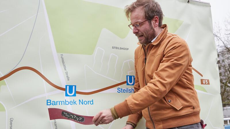 Hamburgs Verkehrssenator Anjes Tjarks enthüllt während einer Pressekonferenz zur neuen U-Bahnlinie U5 Namen einer neuen Station.