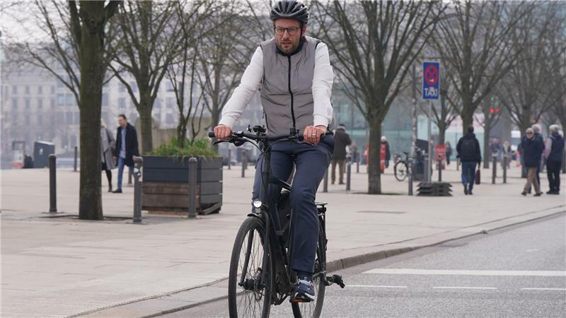 Hamburgs Verkehrssenator fordert einen besseren Schutz für Fahrradfahrer vor Unfällen durch unachtsam geöffnete Autotüren. (Archivbild)