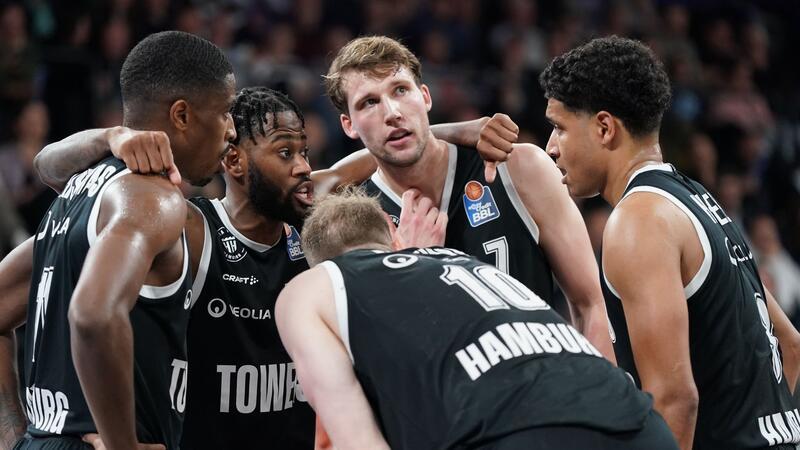 BBL: Veolia Towers Hamburg müssen sich Oldenburg beugen Hamburgs William Christmas (l-r), Aljami Durham, Aleksander Dziewa, Lukas Meisner und Mark Hughes.
