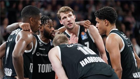 Hamburgs William Christmas (l-r), Aljami Durham, Aleksander Dziewa, Lukas Meisner und Mark Hughes.