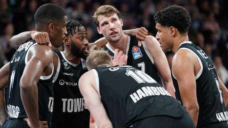 Hamburg Towers verlieren deutlich in Paris Hamburgs William Christmas (l-r), Hamburgs Aljami Durham, Hamburgs Aleksander Dziewa , Hamburgs Lukas Meisner und Hamburgs Mark Hughes sprechen auf dem Spielfeld.