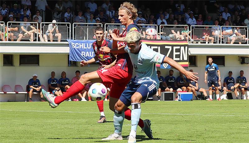 HSV kassiert klare Niederlage gegen Red Bull Salzburg Hamburgs William Mikelbrencis gegen Maurits Kjaergaard (l) vom FC Red Bull Salzburg. Foto: Krugfoto/APA/dpa