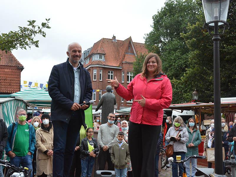 Hamburgs Zweite Bürgermeisterin und Wissenschaftssenatorin Katharina Fegebank (Grüne) und der Buxtehuder Bürgermeisterkandidat Michael Lemke (Grüne). Foto: Stephan