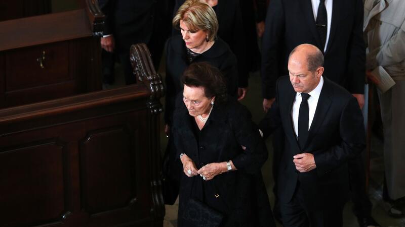 Hamburgs damaliger Erster Bürgermeister Olaf Scholz (SPD, r), Hannelore Greve und ihre Tochter Eva-Maria Greve.