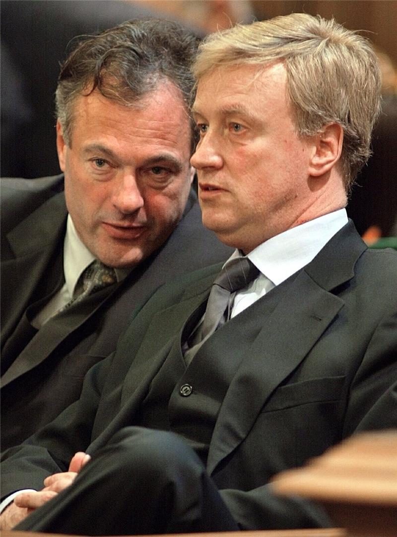 Hamburgs ehemaliger Innensenator Ronald Schill (Partei Rechtsstaatlicher Offensive, l) und Bürgermeister Ole von Beust (CDU) sitzen im Plenarsaal des Rathauses der Hansestadt. Foto: picture alliance / dpa