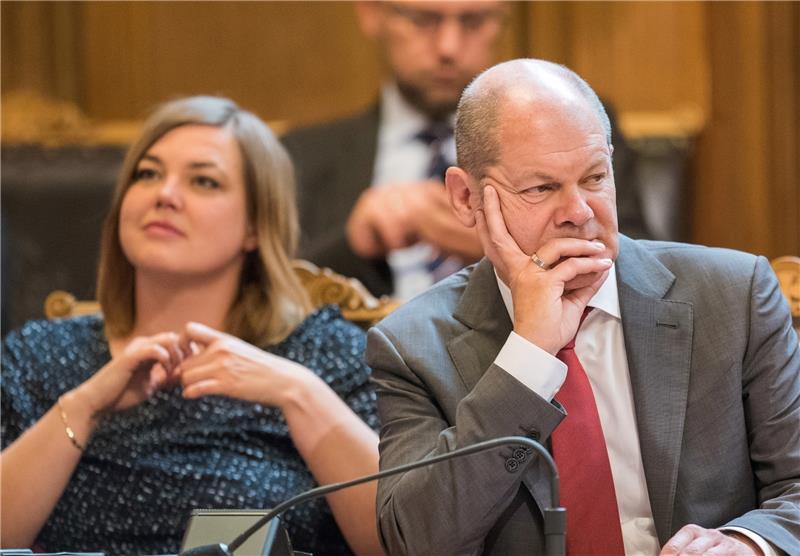 Hamburgs erster Bürgermeister Olaf Scholz (SPD) sitzt in der Bürgerschaft neben der zweiten Bürgermeisterin und Wissenschaftssenatorin Katharina Fegebank (Bündnis 90 /Die Grünen) . Foto Bockwoldt/dpa