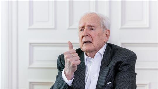 Hamburgs früherer Bürgermeister Klaus von Dohnanyi (SPD) hält die Städtepartnerschaft Hamburgs mit der russischen Stadt St. Petersburg gerade in diesen Zeiten für wichtig. (Archivbild)