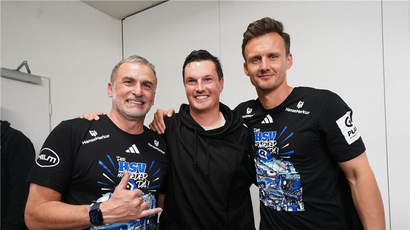 Hamburgs früherer Sportvorstand Stefan Kuntz (l-r), HSV-Trainer Merlin Polzin und Sportdirektor Claus Costa feiern den Bundesliga-Aufstieg. (Archivbild)