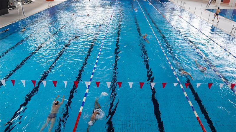 KI für Rettungsschwimmer in allen Hamburger Hallenbädern Hamburgs öffentliche Hallenbäder werden mit einer KI zum Erkennen von Ertrinken ausgestattet.