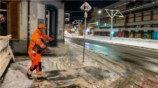 Hamburgs rot-grüner Senat hat angesichts der Schneemassen in einer Allgemeinverfügung den Einsatz von Streusalz auf Gehwegen erlaubt. Die Erlaubnis gilt vorerst bis zum 21. Januar. (Symbolbild)