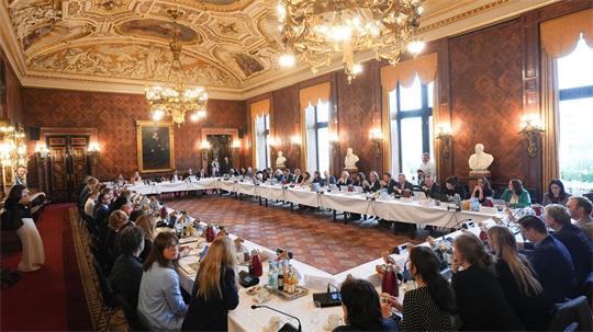 Hamburgs rot-grüner Senat und Schleswig-Holsteins schwarz-grüne Landesregierung haben sich in Hamburg zu einer gemeinsamen Kabinettssitzung getroffen.