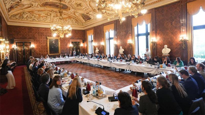 Hamburgs rot-grüner Senat und Schleswig-Holsteins schwarz-grüne Landesregierung haben sich im Haburger Rathaus zu einer gemeinsamen Kabinettssitzung getroffen.