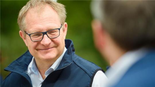 Hamburgs scheidender Umweltsenator Jens Kerstan setzt bei der Zukunft des Hafens auf eine Kooperation mit Wilhelmshaven und Bremen. Die jüngste Elbvertiefung hält der Grünen-Politiker für gescheitert. (Archivbild)