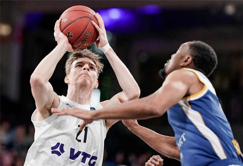 Hamburgs Spielmacher Justus Hollatz (links) steigt hoch zum Korb. Foto: Axel Heimken/dpa