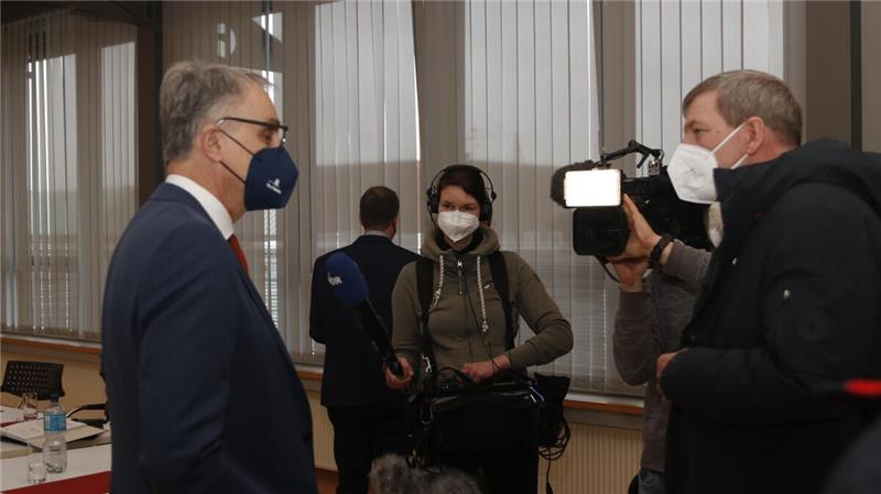Schlick-Streit: Krisentreffen ohne Ergebnis, Verklappung ab März möglich Hamburgs Staatsrat Andreas Rieckhof (links) musste bei seinem Cuxhaven-Besuch am Dienstag auch vor mehreren Fernsehkameras Farbe bekennen. Foto: Koppe